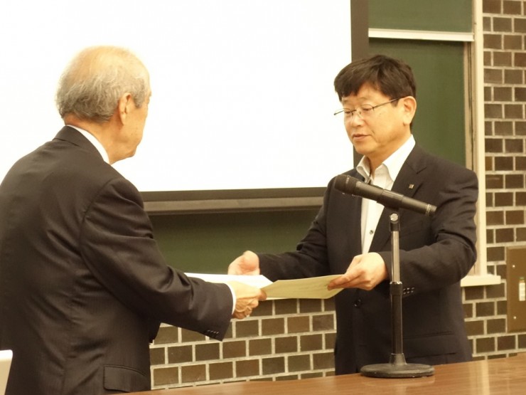 表彰状を受け取る日本生協連の和田専務理事